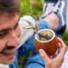 Combo de mate torpedo con boquilla de acero inox más posa mate de cuero crudo regulable y bombilla de alpaca lisa o con pico de bronce ¡El combo ideal para tus mateadas!