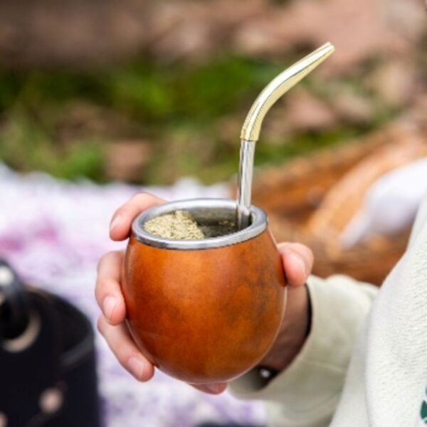 Combo de mate torpedo con boquilla de acero inox más posa mate de cuero crudo regulable y bombilla de alpaca lisa o con pico de bronce ¡El combo ideal para tus mateadas!