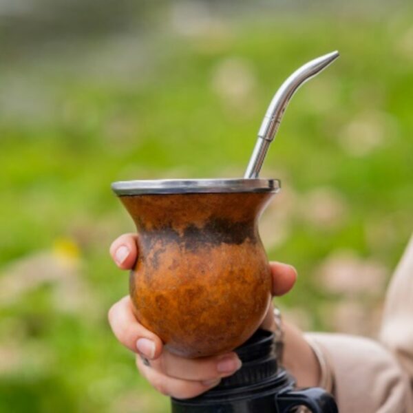 Combo de mate camionero con boquilla de acero inox más posa mate de cuero crudo regulable y bombilla de alpaca lisa o con pico de bronce ¡El combo ideal para tus mateadas!