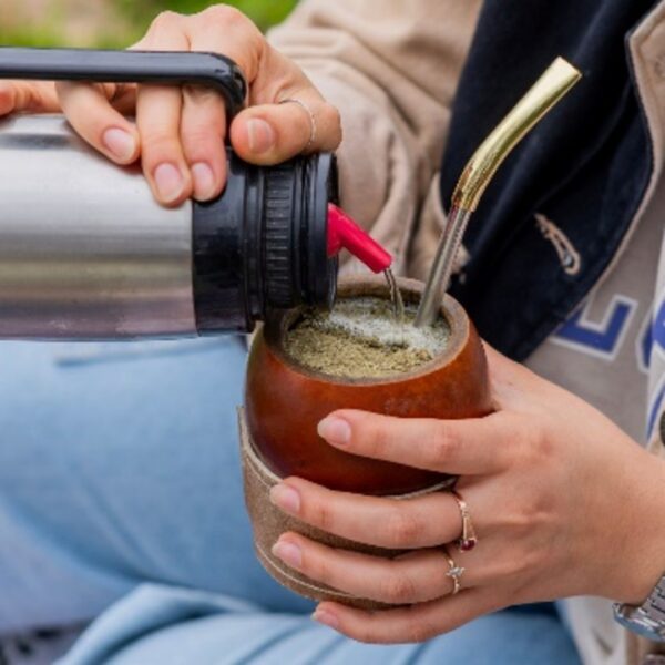 Combo de mate torpedo más posa mate de cuero crudo regulable y bombilla de alpaca lisa o con pico de bronce ¡El combo ideal para tus mateadas!